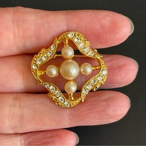 Vintage Richelieu Gold tone and fuax Pearl Brooch.